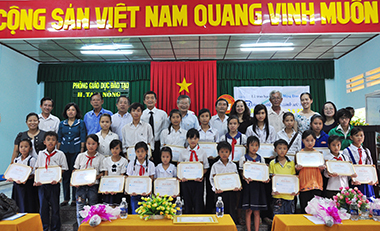 Trao tặng 52 suất học bổng Lê Mộng Đào cho học sinh nghèo vượt khó huyện Tam Nông – Đồng Tháp
